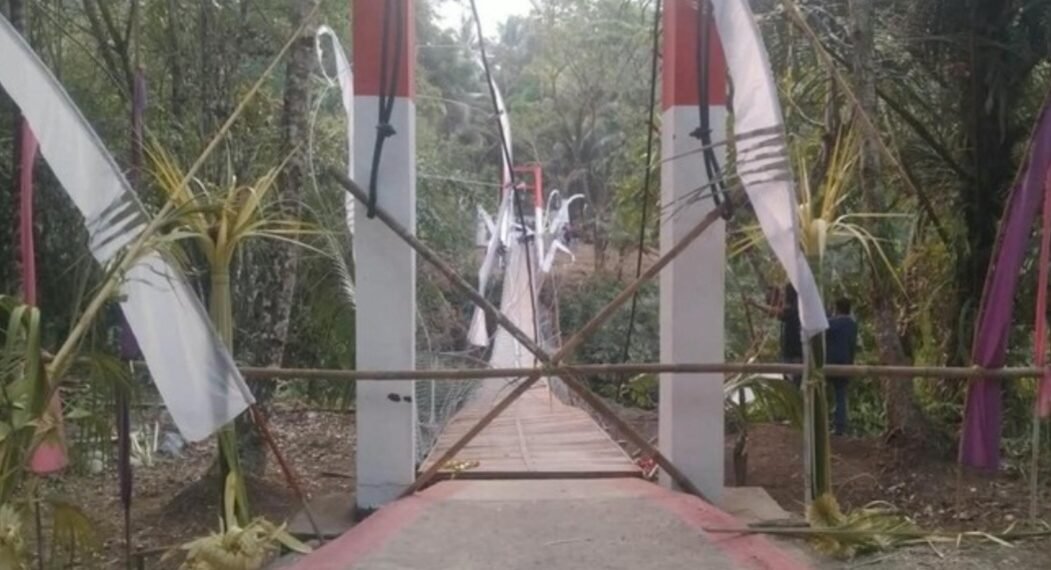 Jembatan Gantung Pongpet di Desa Margacinta, Kecamatan Cijulang, Kabupaten Pangandaran, yang tiba-tiba anjlok saat dilintasi rombongan Bupati, Citra Priyami, seusai diresmikan.(Foto:Istimewa).
