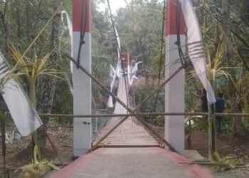 Jembatan Gantung Pongpet di Desa Margacinta, Kecamatan Cijulang, Kabupaten Pangandaran, yang tiba-tiba anjlok saat dilintasi rombongan Bupati, Citra Priyami, seusai diresmikan.(Foto:Istimewa).