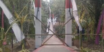 Jembatan Gantung Pongpet di Desa Margacinta, Kecamatan Cijulang, Kabupaten Pangandaran, yang tiba-tiba anjlok saat dilintasi rombongan Bupati, Citra Priyami, seusai diresmikan.(Foto:Istimewa).