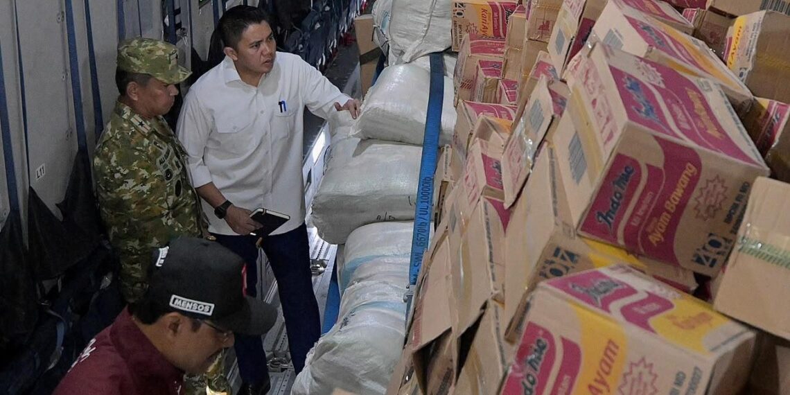 Sekretaris Kabinet (Seskab) Teddy Indra Wijaya mengecek pengiriman bantuan logistic ke Nusa Tenggara Timur, Rabu dini hari 19 Agustus 2026, untuk dikirim lewat lima pesawat dari Pangkalan TNI AU Halim Perdanakusuma, Jakarta, dengan membawa total 65 ton bantuan.(Foto: Dok. Setkab)
