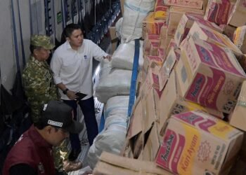 Sekretaris Kabinet (Seskab) Teddy Indra Wijaya mengecek pengiriman bantuan logistic ke Nusa Tenggara Timur, Rabu dini hari 19 Agustus 2026, untuk dikirim lewat lima pesawat dari Pangkalan TNI AU Halim Perdanakusuma, Jakarta, dengan membawa total 65 ton bantuan.(Foto: Dok. Setkab)