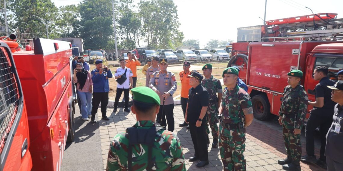 Bupati Kuningan, Dian Rachmat Yanuar beserta jajaran meninjau kesiapan Pasukan Siaga Tanggap Bencana Kebakaran Hutan dan Lahan (Karhutla) Tahun 2026 di Halaman Kantor Pemerintah Daerah Kabupaten Kuningan, Rabu (5/8/2026).(Foto: Humas Pemkab Kuningan)