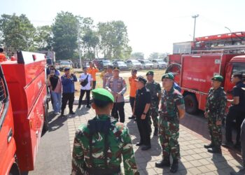 Bupati Kuningan, Dian Rachmat Yanuar beserta jajaran meninjau kesiapan Pasukan Siaga Tanggap Bencana Kebakaran Hutan dan Lahan (Karhutla) Tahun 2026 di Halaman Kantor Pemerintah Daerah Kabupaten Kuningan, Rabu (5/8/2026).(Foto: Humas Pemkab Kuningan)