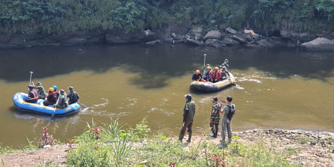 Penyusuran Sungai Cileungsi oleh Tim Gabungan untuk memetakan saluran limbah industri.(Foto: Humas Pemkab Bogor)