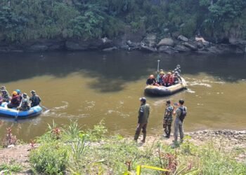 Penyusuran Sungai Cileungsi oleh Tim Gabungan untuk memetakan saluran limbah industri.(Foto: Humas Pemkab Bogor)