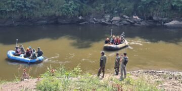Penyusuran Sungai Cileungsi oleh Tim Gabungan untuk memetakan saluran limbah industri.(Foto: Humas Pemkab Bogor)