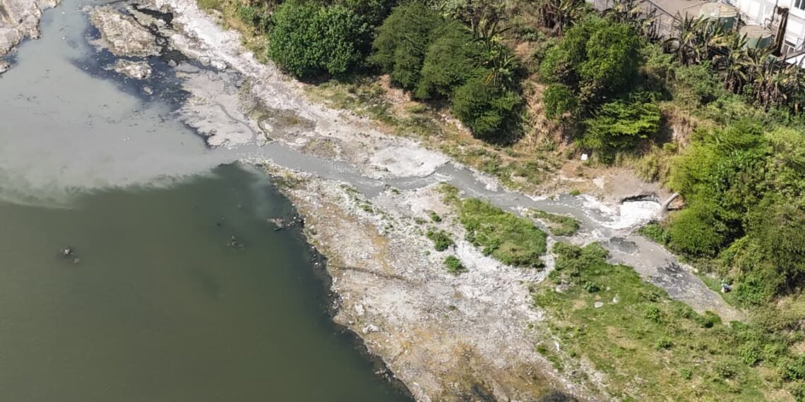 Kementerian Lingkungan Hidup menyegel saluran pipa pembuangan air limbah (outfall) milik PT MSE di Sungai Porong, Kabupaten Mojokerto.(Foto: Humas Kementerian LH)