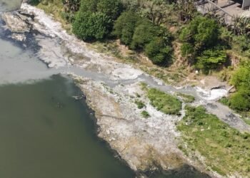 Kementerian Lingkungan Hidup menyegel saluran pipa pembuangan air limbah (outfall) milik PT MSE di Sungai Porong, Kabupaten Mojokerto.(Foto: Humas Kementerian LH)