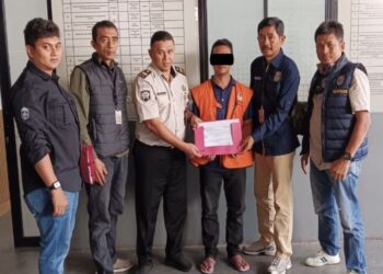 Tersangka kasus penyelundupan Owa Jawa dalam koper.(Foto: Humas Kemenhut)