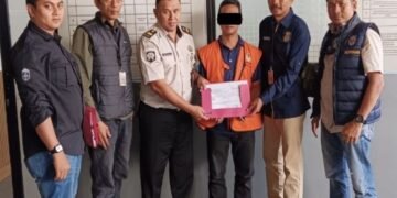 Tersangka kasus penyelundupan Owa Jawa dalam koper.(Foto: Humas Kemenhut)