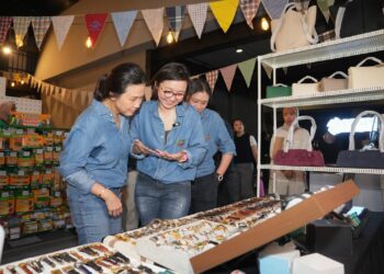 Wakil Menteri Ekonomi Kreatif/Wakil Kepala Badan Ekonomi Kreatif (Ekraf), Irene Umar (tengah), bersama Wakil Menteri Pemberdayaan Perempuan dan Perlindungan Anak, Veronica Tan (kiri), meninjau salah satu tenant seusai membuka The Local Market ID: Pasar Wiwitan SCBD, Jakarta, Sabtu (1/08/2026).(Dok. Biro Komunikasi Kementerian Ekraf/ Badan Ekonomi Kreatif)