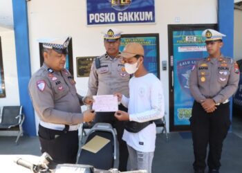 Aksi wheelie remaja di Magetan ditilang polisi.(Foto: Dok. Korlantas Polri)