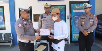 Aksi wheelie remaja di Magetan ditilang polisi.(Foto: Dok. Korlantas Polri)