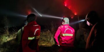 Tim operasi terpadu Kementerian Kehutanan memadamkan kebakaran Bromo.(Foto: Humas Kemenhut)