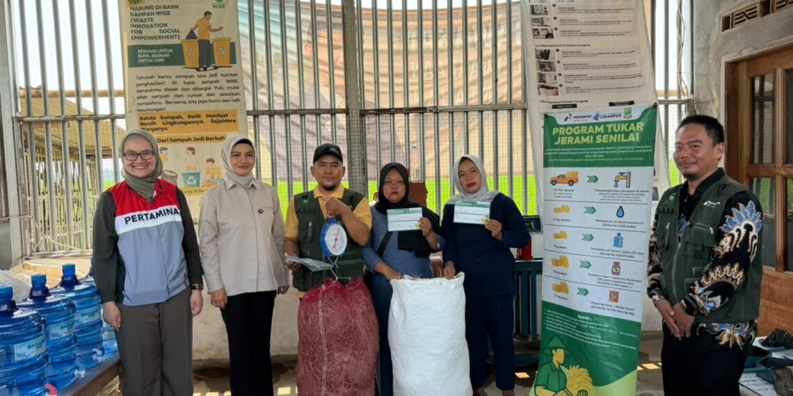 Staf Khusus Wakil Presiden RI, Tina Talisa (kedua kiri) di Yayasan Hidayatul Burhan, Desa Pasirtanjung, Kecamatan Lemahabang, Kabupaten Karawang. Pada kesempatan itu Pertamina Patra Niaga Regional JBB menampilkan inovasi tukar Jerami.(Foto: Istimewa)