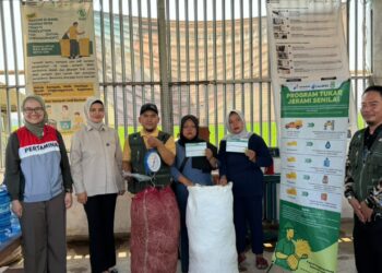 Staf Khusus Wakil Presiden RI, Tina Talisa (kedua kiri) di Yayasan Hidayatul Burhan, Desa Pasirtanjung, Kecamatan Lemahabang, Kabupaten Karawang. Pada kesempatan itu Pertamina Patra Niaga Regional JBB menampilkan inovasi tukar Jerami.(Foto: Istimewa)