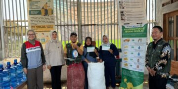 Staf Khusus Wakil Presiden RI, Tina Talisa (kedua kiri) di Yayasan Hidayatul Burhan, Desa Pasirtanjung, Kecamatan Lemahabang, Kabupaten Karawang. Pada kesempatan itu Pertamina Patra Niaga Regional JBB menampilkan inovasi tukar Jerami.(Foto: Istimewa)