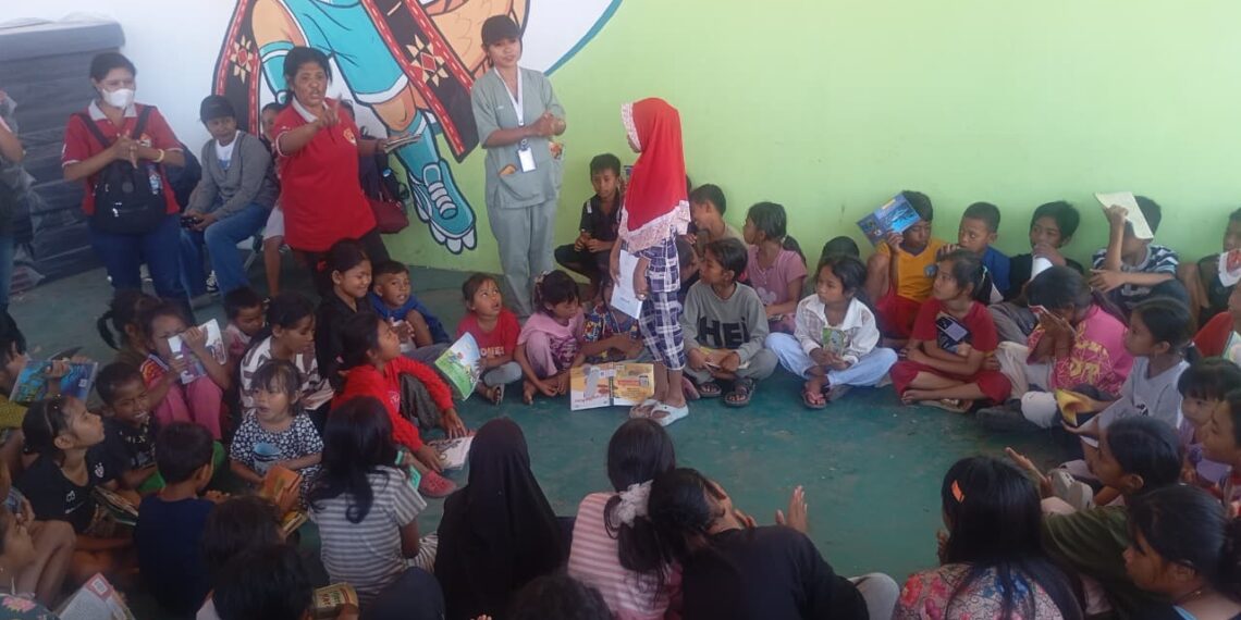 Suasana pelayanan dukungan psikososial melalui kegiatan trauma healing serta kehadiran perpustakaan keliling di pengungsian GOR Samador, Kabupaten Sikka, Nusa Tenggara Timur, Selasa (18/8). (Foto: Bidang Komunikasi Kebencanaan/Apri Setiawan)