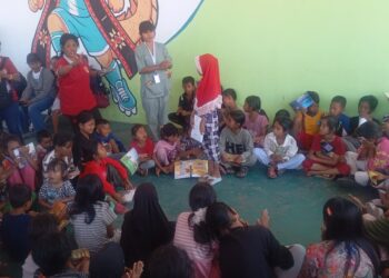 Suasana pelayanan dukungan psikososial melalui kegiatan trauma healing serta kehadiran perpustakaan keliling di pengungsian GOR Samador, Kabupaten Sikka, Nusa Tenggara Timur, Selasa (18/8). (Foto: Bidang Komunikasi Kebencanaan/Apri Setiawan)
