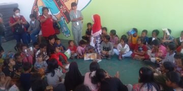 Suasana pelayanan dukungan psikososial melalui kegiatan trauma healing serta kehadiran perpustakaan keliling di pengungsian GOR Samador, Kabupaten Sikka, Nusa Tenggara Timur, Selasa (18/8). (Foto: Bidang Komunikasi Kebencanaan/Apri Setiawan)