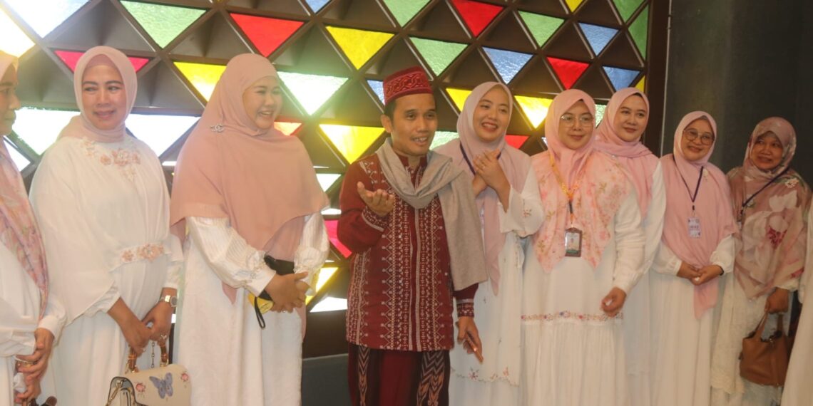 Ustadz Maulana di Masjid Raya Nurul Wathon.(Foto: Humas Pemkab Bogor)