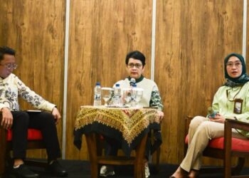 Dirjen Teknologi Pemerintah Digital Mira Tayyiba, Direktur Aplikasi Pemerintah Digital Yessi Arnaz Ferari, dan Direktur Ekosistem Media Farida Dewi Maharani saat media briefing terkait Perlinsos di Sleman, Yogyakarta, Kamis (13/08/2026). Foto: Anhar/Komdigi