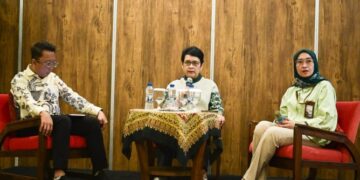 Dirjen Teknologi Pemerintah Digital Mira Tayyiba, Direktur Aplikasi Pemerintah Digital Yessi Arnaz Ferari, dan Direktur Ekosistem Media Farida Dewi Maharani saat media briefing terkait Perlinsos di Sleman, Yogyakarta, Kamis (13/08/2026). Foto: Anhar/Komdigi