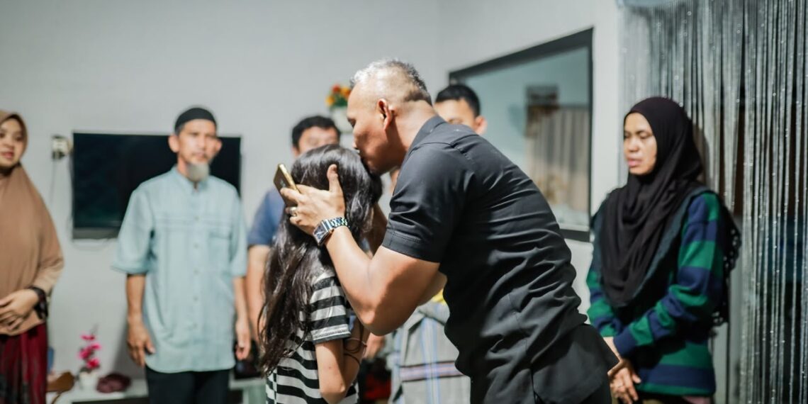 Wakil Wali Kota Bogor, Jenal Mutaqin didampingi OPD terkait menyambangi kediaman Bayu Zulkarnaen. ASN yang hilang diduga jatuh ke Sungai Cisadane.(Foto: Humas Pemkot Bogor)
