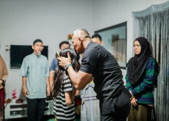 Wakil Wali Kota Bogor, Jenal Mutaqin didampingi OPD terkait menyambangi kediaman Bayu Zulkarnaen. ASN yang hilang diduga jatuh ke Sungai Cisadane.(Foto: Humas Pemkot Bogor)