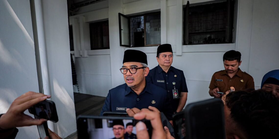Wali Kota Bandung, Muhammad Farhan meminta jajaran manajemen baru Perumda Tirtawening Kota Bandung segera melakukan pembenahan internal, terutama dalam aspek konsolidasi keuangan perusahaan.(Foto: Humas Pemkot Bandung)