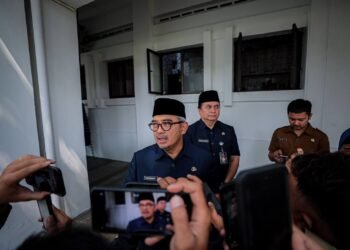Wali Kota Bandung, Muhammad Farhan meminta jajaran manajemen baru Perumda Tirtawening Kota Bandung segera melakukan pembenahan internal, terutama dalam aspek konsolidasi keuangan perusahaan.(Foto: Humas Pemkot Bandung)