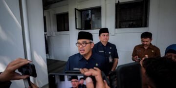 Wali Kota Bandung, Muhammad Farhan meminta jajaran manajemen baru Perumda Tirtawening Kota Bandung segera melakukan pembenahan internal, terutama dalam aspek konsolidasi keuangan perusahaan.(Foto: Humas Pemkot Bandung)