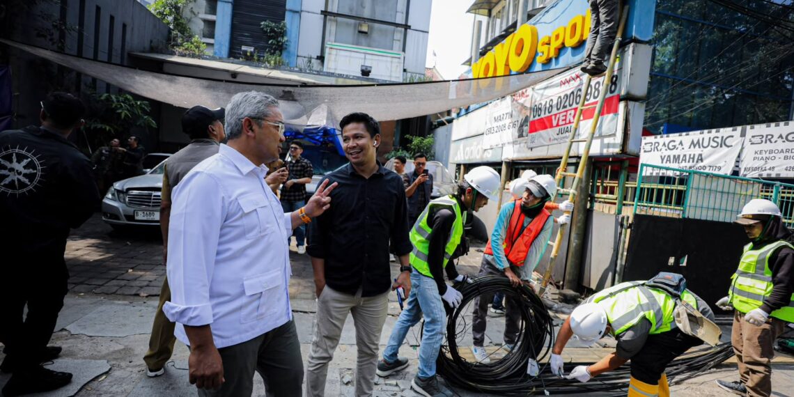 Wali Kota Bandung Muhammad Farhan di sela-sela penurunan kabel udara.(Foto: Humas Pemkot Bandung)