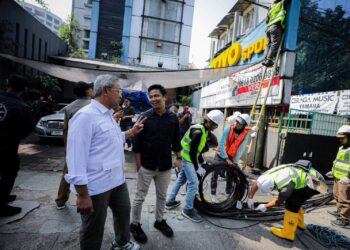 Wali Kota Bandung Muhammad Farhan di sela-sela penurunan kabel udara.(Foto: Humas Pemkot Bandung)