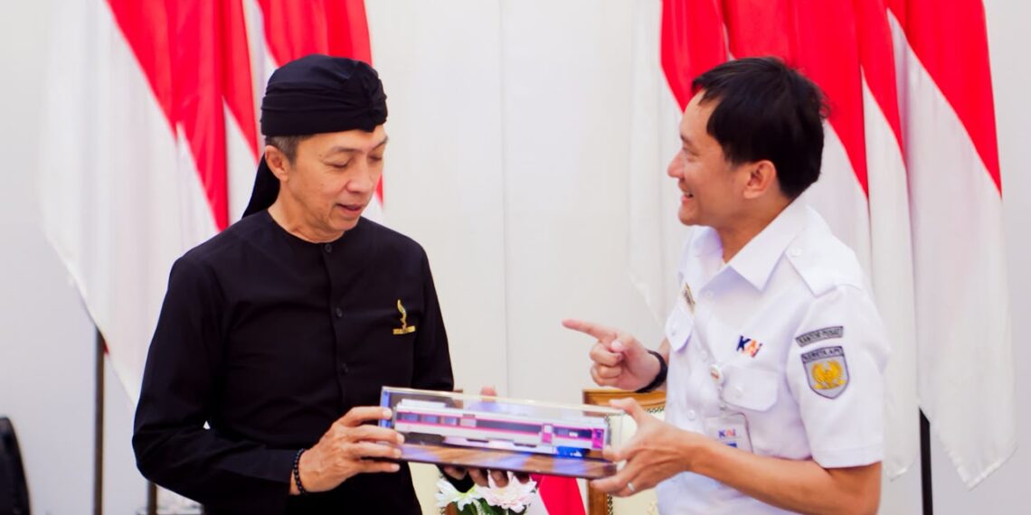 Wali Kota Bogor, Dedie A. Rachim dan Direktur Utama PT KAI Persero, Bobby Rasyidin di Ruang Paseban Suradipati, Balai Kota Bogor, Kamis (20/8/2026).(Foto: Humas Pemkot Bogor)