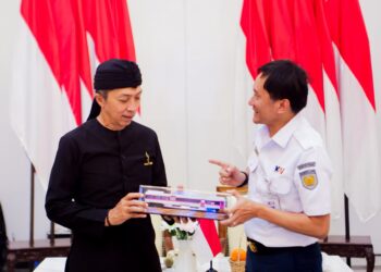 Wali Kota Bogor, Dedie A. Rachim dan Direktur Utama PT KAI Persero, Bobby Rasyidin di Ruang Paseban Suradipati, Balai Kota Bogor, Kamis (20/8/2026).(Foto: Humas Pemkot Bogor)