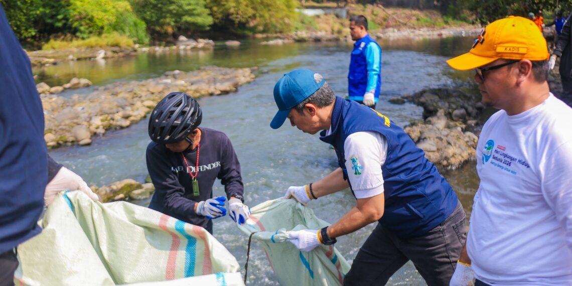 Wali Kota Bogor dan KNPI bersih-bersih Sungai Ciliwung.(Foto: Humas Pemkot Bogor)