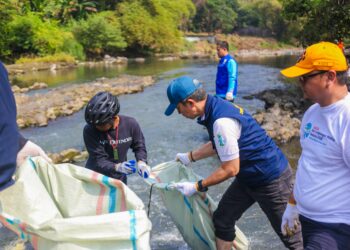 Wali Kota Bogor dan KNPI bersih-bersih Sungai Ciliwung.(Foto: Humas Pemkot Bogor)
