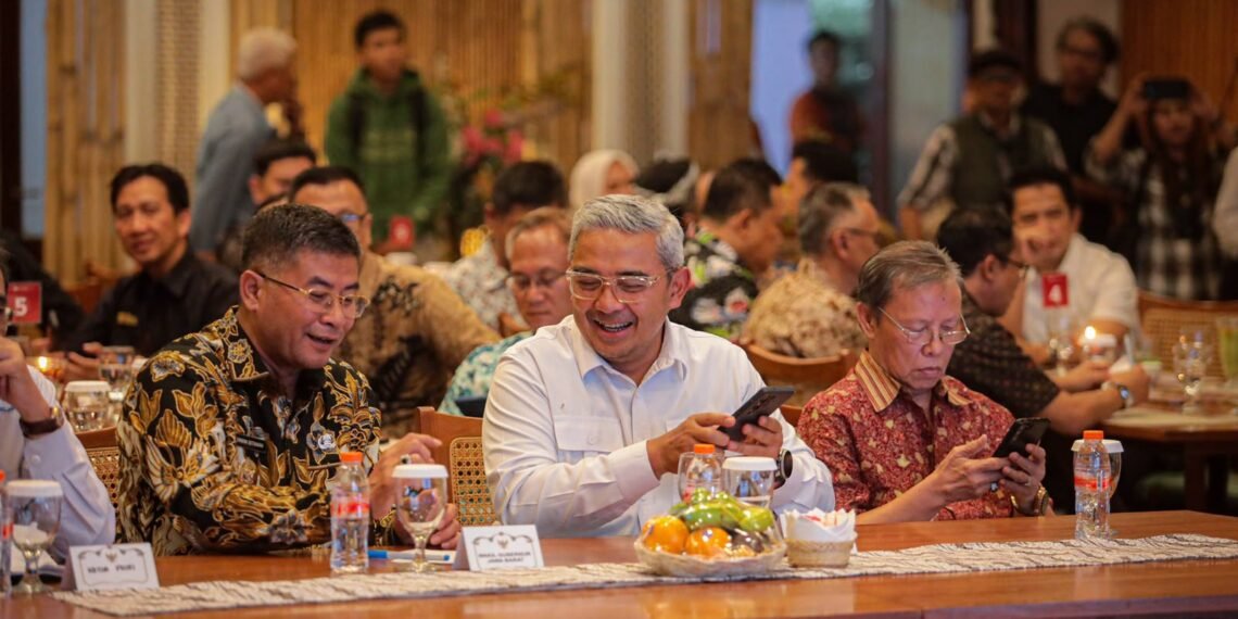 Wakil Gubernur Jawa Barat Erwan Setiawan (kiri) dan Wali Kota Bandung Muhammad Farhan (tengah)>(Foto: Humas Pemkot Bandung)