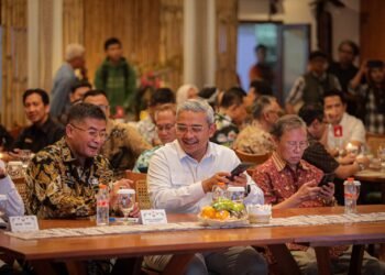 Wakil Gubernur Jawa Barat Erwan Setiawan (kiri) dan Wali Kota Bandung Muhammad Farhan (tengah)>(Foto: Humas Pemkot Bandung)