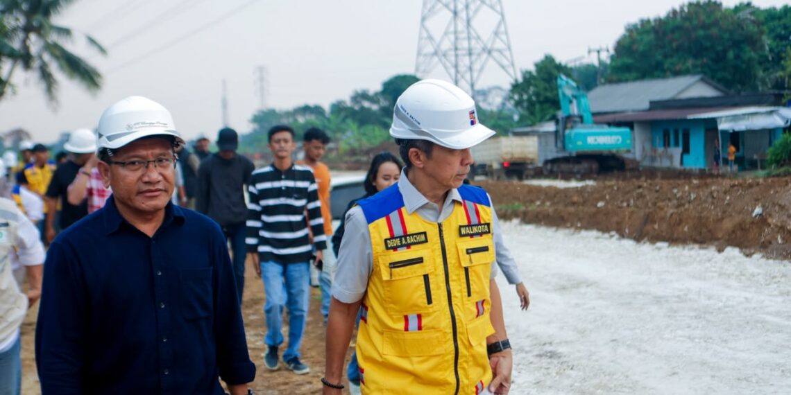 Wali Kota Bogor, Dedie A. Rachim meninjau penyelesaian Jalan Regional Ring Road.(Foto: Humas Pemkot Bogor)