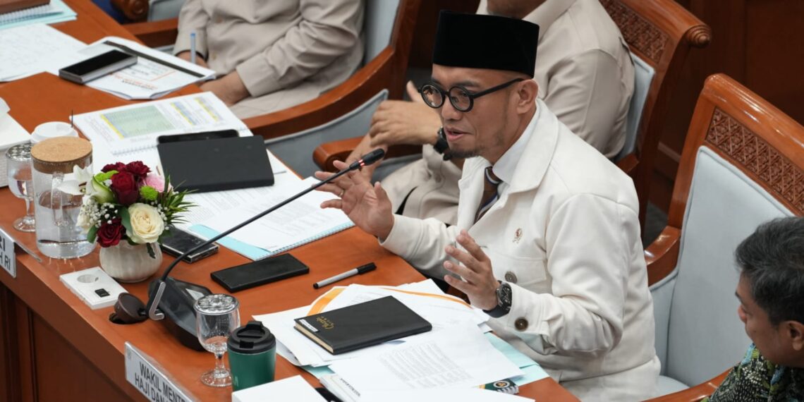 Kemenhaj berkomitmen tindak tegas Penyelenggara Perjalanan Ibadah Umrah (PPIU) yang melakukan penipuan dan penelantaran jemaah, termasuk kasus yang melibatkan Hanania Travel, ungkap Wakil Menteri Haji dan Umrah (Wamenhaj), Dahnil Anzar Simanjuntak, dalam Rapat Kerja bersama Komisi VIII DPR RI di Gedung Parlemen, Senayan, Jakarta, Rabu (19/8/2026). (Foto: Dok. Kemenhaj)