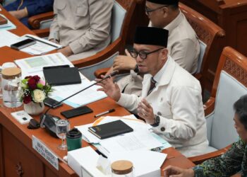 Kemenhaj berkomitmen tindak tegas Penyelenggara Perjalanan Ibadah Umrah (PPIU) yang melakukan penipuan dan penelantaran jemaah, termasuk kasus yang melibatkan Hanania Travel, ungkap Wakil Menteri Haji dan Umrah (Wamenhaj), Dahnil Anzar Simanjuntak, dalam Rapat Kerja bersama Komisi VIII DPR RI di Gedung Parlemen, Senayan, Jakarta, Rabu (19/8/2026). (Foto: Dok. Kemenhaj)