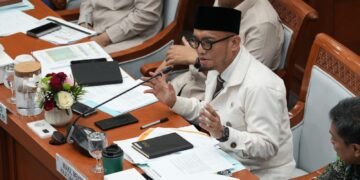 Kemenhaj berkomitmen tindak tegas Penyelenggara Perjalanan Ibadah Umrah (PPIU) yang melakukan penipuan dan penelantaran jemaah, termasuk kasus yang melibatkan Hanania Travel, ungkap Wakil Menteri Haji dan Umrah (Wamenhaj), Dahnil Anzar Simanjuntak, dalam Rapat Kerja bersama Komisi VIII DPR RI di Gedung Parlemen, Senayan, Jakarta, Rabu (19/8/2026). (Foto: Dok. Kemenhaj)