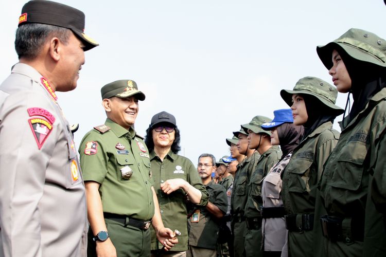 Wakil Menteri Kehutanan (Wamenhut) Rohmat Marzuki (kedua kiri) membuka Pelatihan Pembentukan Polisi Kehutanan (Polhut) Tahun 2026 di Pusdik Binmas Lembaga Diklat Polri, Kab. Semarang, Jawa Tengah.(Foto: Humas Kemenhut)