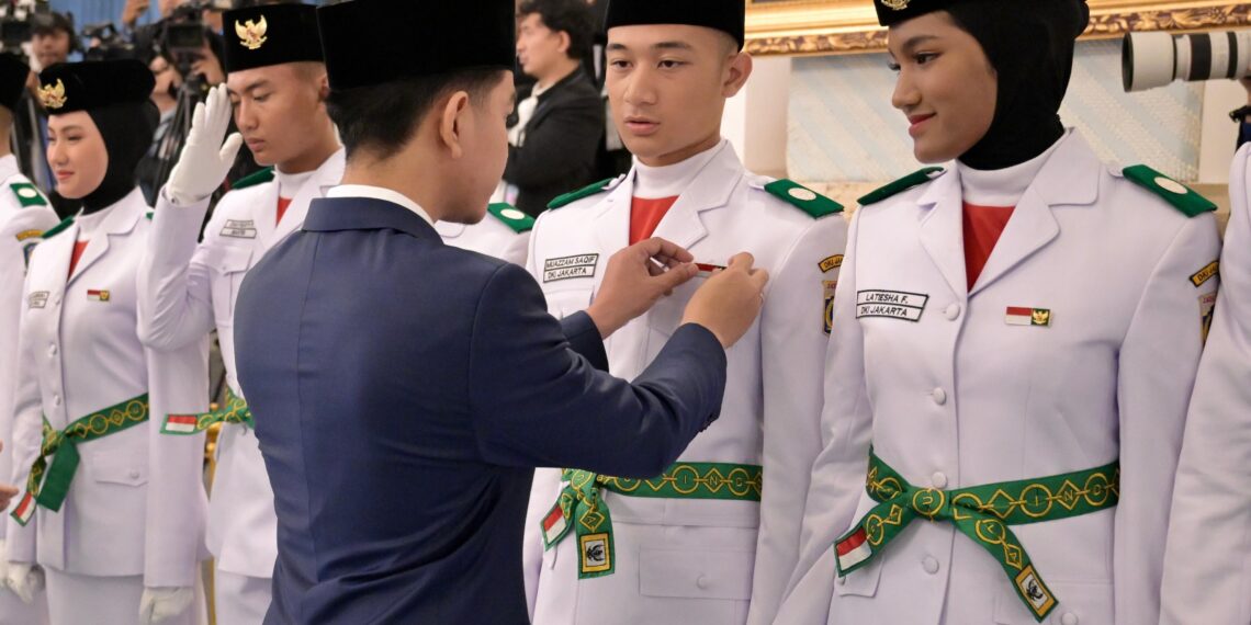 Wapres Gibran Rakabuming Raka menyematkan lencana kepada Paskibraka 2026.(Foto: Setneg)