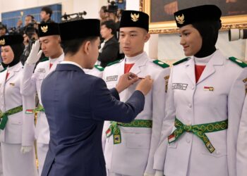 Wapres Gibran Rakabuming Raka menyematkan lencana kepada Paskibraka 2026.(Foto: Setneg)