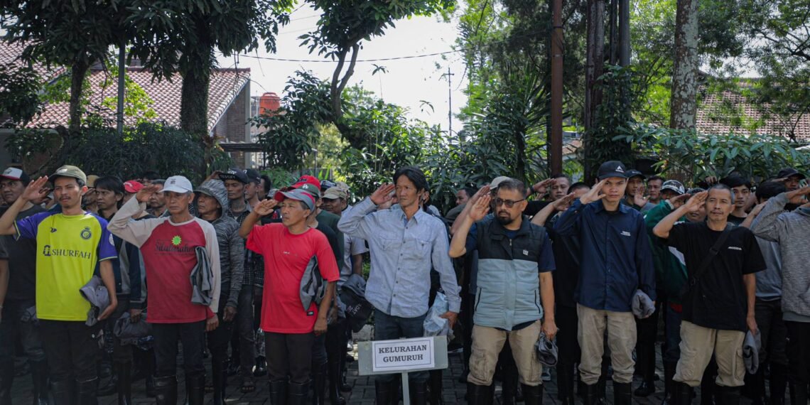 Warga mengikuti program padat karya. Program padat karya merupakan salah satu ikhtiar menekan pengangguran.(Foto: Humas Pemkot Bandung)