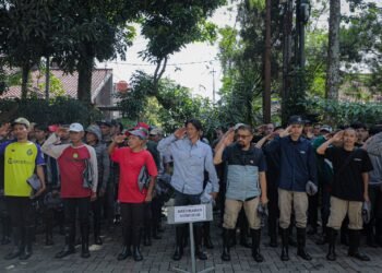 Warga mengikuti program padat karya. Program padat karya merupakan salah satu ikhtiar menekan pengangguran.(Foto: Humas Pemkot Bandung)