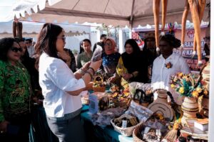 Wamenpar Ni Luh Puspa di stan produk budaya dan kreatif khas Papua. (Foto: Dok. Humas Kemenpar)